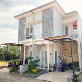 Punya impian tinggal di rumah dua lantai yang modern dan strategis?