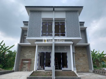 Punya impian tinggal di rumah dua lantai yang modern dan strategis?