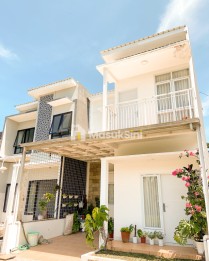 Punya impian tinggal di rumah dua lantai yang modern dan strategis?