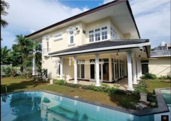 Rumah Mewah Klasik dengan swimming pool siap pakai