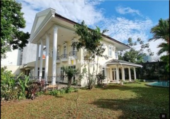 Rumah Mewah Klasik dengan swimming pool siap pakai