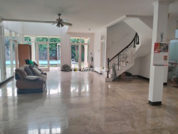 Rumah Mewah Klasik dengan swimming pool siap pakai