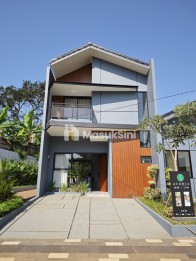 Wow... Rumah siap huni 2 lantai  dengan luas
