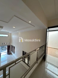 RUMAH BARU 2 LANTAI SIAP HUNI LOKASI DI ARAYA KOTA MALANG