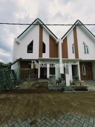 RUMAH 2 LANTAI 445 JUTAAN 5 MENIT DARI KOTA BATU