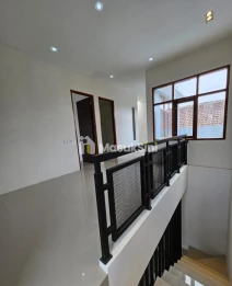 RUMAH 2 LANTAI MODERN LOKASI STRATEGIS DEKAT SUHAT