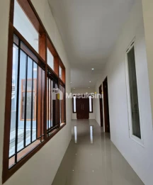 RUMAH 2 LANTAI MODERN LOKASI STRATEGIS DEKAT SUHAT