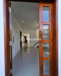 RUMAH 2 LANTAI MODERN LOKASI STRATEGIS DEKAT SUHAT