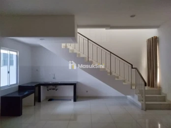 BANTING HARGA Disewakan rumah murah 2lantai di Cluster Palm Spring JGC