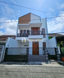 DIJUAL RUMAH BARU 2 LANTAI LOKASI CAKALANG BLIMBING KOTA MALANG