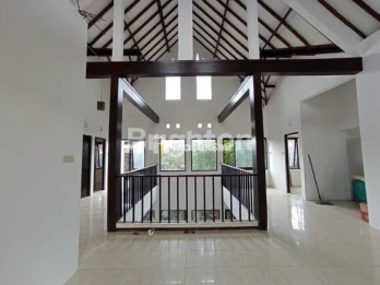 DISEWAKAN RUMAH TINGGAL DI KOMPLEK PERUMAHAN VILA PUNCAK TIDAR