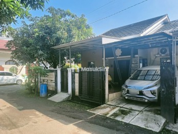 Dijual Cepat Rumah Hook Depan Taman di Kompleks