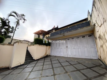 Dijual Rumah Asri Halaman Luas di Cigadung, Bandung Utara