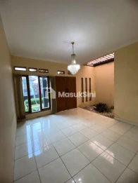 Dijual Rumah Asri Halaman Luas di Cigadung, Bandung Utara