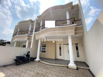 Disewakan Ruko 2 Lantai Bagus Untuk Kantor/ Usaha di Jalan Karawitan,