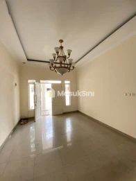 Disewakan Ruko 2 Lantai Bagus Untuk Kantor/ Usaha di Jalan Karawitan,