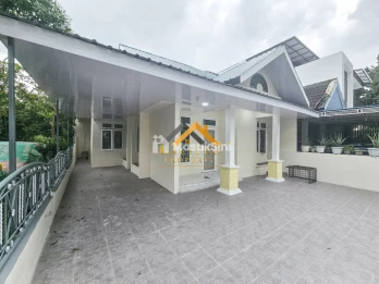 Disewakan Villa Hook Depan Taman Komplek Cemara Hijau