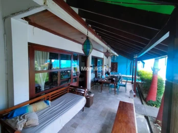 RUMAH  2 lantai DENGAN TEMPAT STRATEGIS DAN NYAMAN