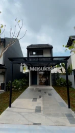 Rumah 2 Lantai di Serpong 700 Jutaan Akses Tol, DP 0%, 2 Carport, Courtyard