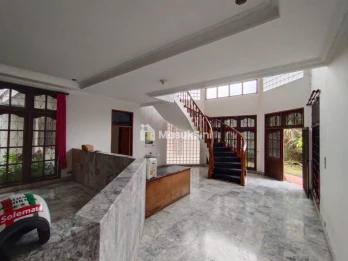 Rumah Gede, Lokasi Gatot Subroto – Estetik & Strategis, Cuma 4,5M!