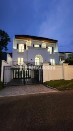 Rumah Mewah Dengan Lantai Marmer Dengan Akses Lift Dan Kolam Renang View Pe