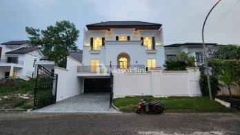 Rumah Mewah Dengan Lantai Marmer Dengan Akses Lift Dan Kolam Renang View Pe