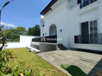 Rumah Mewah Dengan Lantai Marmer Dengan Akses Lift Dan Kolam Renang View Pe