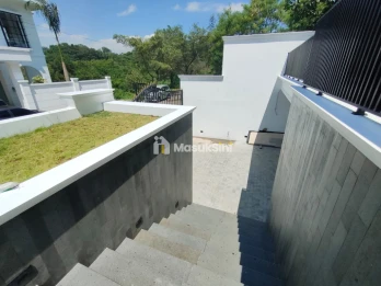 Rumah Mewah Dengan Lantai Marmer Dengan Akses Lift Dan Kolam Renang View Pe