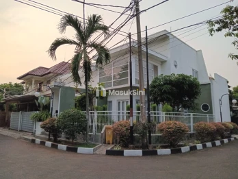 Rumah asri dan terawat di Taman Laguna Cibubur