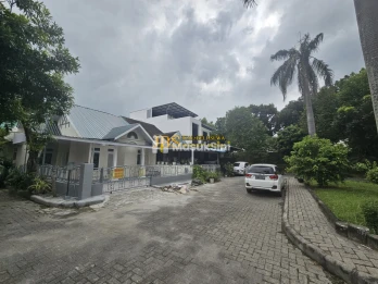 Sewa Villa Hook Depan Taman di Komplek Cemara Hijau Jalan Metal