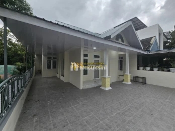 Sewa Villa Hook Depan Taman di Komplek Cemara Hijau Jalan Metal