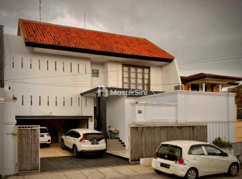 Rumah 3 Lantai Luas & Kolam Renang di Tukad Unda – SHM & IMB Lengkap!