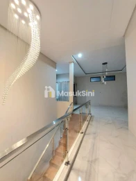 DIJUAL RUMAH BARU MODERN LOKASI KAWASAN ELIT GREEN WOOD ARAYA MALANG