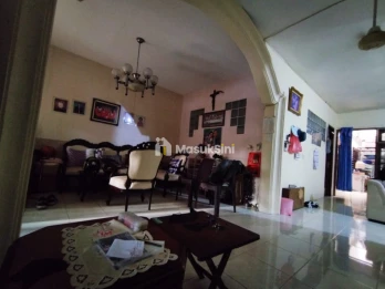 Dijual Rumah 2,5 Lantai di Jalan Barata Jaya, Surabaya