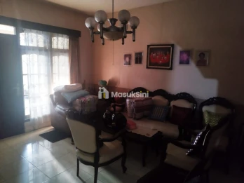 Dijual Rumah 2,5 Lantai di Jalan Barata Jaya, Surabaya