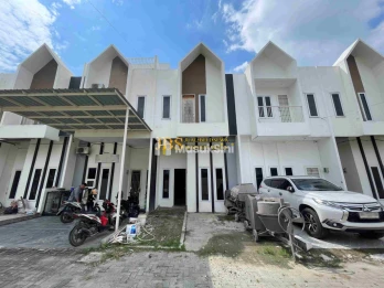 Dijual Villa 2 Tingkat di Komplek Karya Grande Jalan Guru Sinumba II