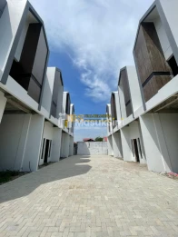 Dijual Villa 2,5 Tingkat di Komplek Cemara Houston Residence - Medan
