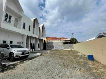 Dijual Villa Kondisi Kosong di Komplek Karya Grande Jalan Guru Sinumba II