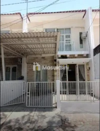 Disewakan Rumah 2 Lantai di Perumahan Green Lake, Surabaya