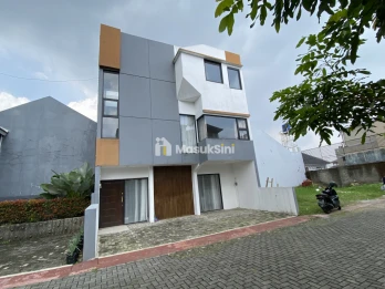 Disewakan Rumah Baru 3 Lantai, Unfurnished, Komplek Setiabudi Regency