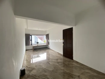 Disewakan Rumah Baru 3 Lantai, Unfurnished, Komplek Setiabudi Regency