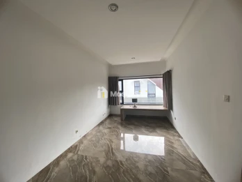 Disewakan Rumah Baru 3 Lantai, Unfurnished, Komplek Setiabudi Regency
