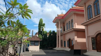 Jual Gedung Eks Sekolah Beserta 2 Rumah dan 5 Kost Sesetan Densel