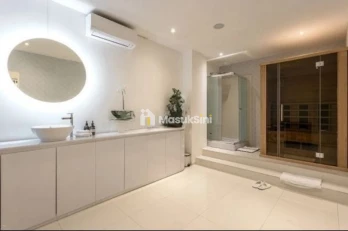 Jual Gedung Hadap Timur 4 Lantai Kerobokan Badung