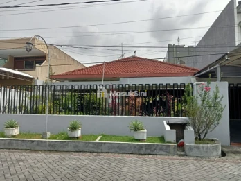 Jual Rumah Lama Sangat Bagus di Manyar Kertoarjo