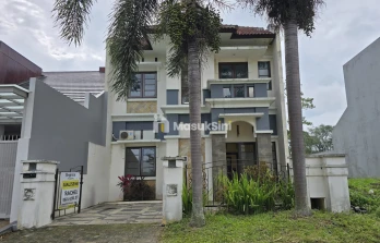 RUMAH 2 LANTAI ARAYA MALANG