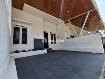 RUMAH 2 LANTAI SIAP HUNI DI PAKIS - HANYA 689 JUTA