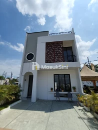 RUMAH 3 LANTAI ROOFTOP LOKASI SEKAPURO PAKIS MALANG