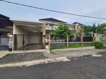RUMAH MEWAH SIAP HUNI LOKASI DEKAT UNMER