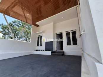 RUMAH MODERN 2 LANTAI FREE KANOPI DI PAKIS MALANG
